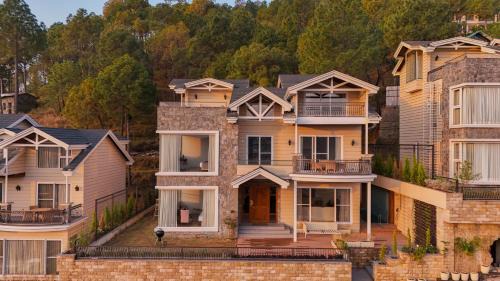 ELIVAAS privé The Royce Rose 4 BHK Hilltop Villa With Jacuzzi, Private Pool & Hill Views