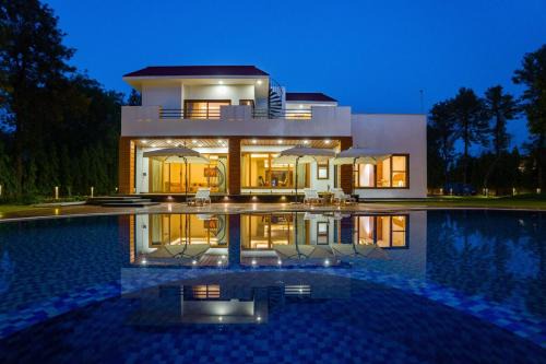 ELIVAAS Sanisa Farm 3-BHK Farmhouse with Pvt Pool, Game Zone & Lush Garden