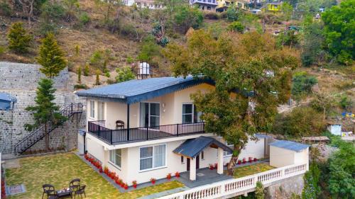 ELIVAAS Twin Chalets 4 BHK Escape with Valley-facing Lawn