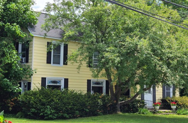 Elizabeth. A Guest House Near Lake George.