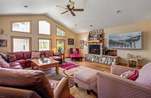 Elk Lodge | 3 Miles To Ski Resort | Private Hot Tub | Sleeps 19 People!