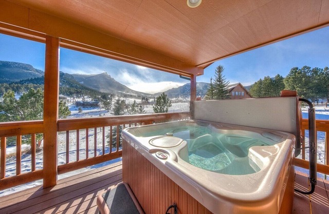 Elk Meadow Retreat - Amazing Mountain Views + Hot Tub Sleeps 10!