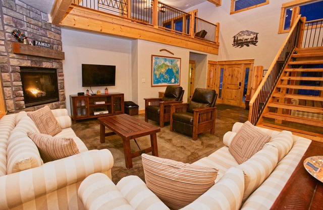 Elk Ridge: Hot Tub, Pet Friendly, Pool Table, and Gas Fireplace