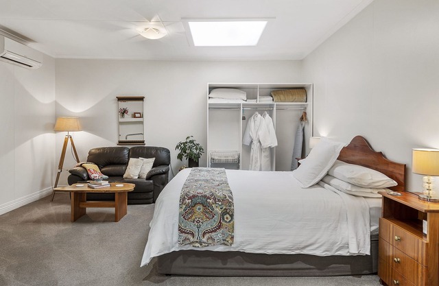 Ellie's Studio Apartment, Stanley