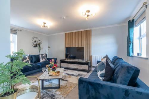 Elliot Oliver - Comfortable Five Bedroom Town Centre House With Garden & Garage