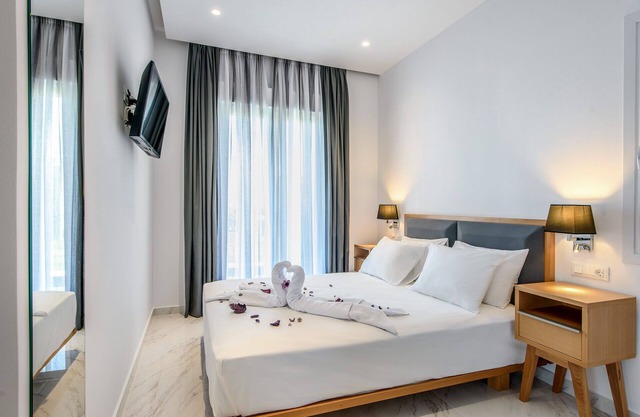 Elysian Suites, Comfortable accommodation in a complex of 8 luxury apartments.
