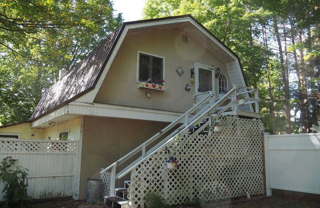 Emanuel - CUTE UPSTAIRS APARTMENT WITH AIR CONDITIONING! GREAT LOCATION!