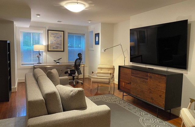 Embassy Row, Beautiful Apt in Townhome, Patio