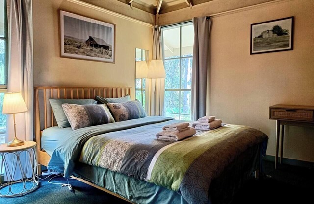 Emberpine Cottage 2(1Queen+2Twins)SPA & WoodStove