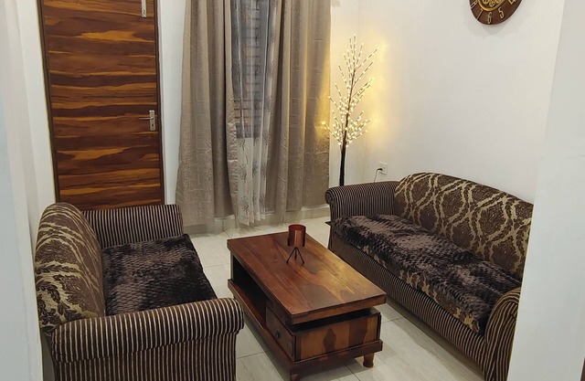 Emeralds – Modern, Spacious 2 BHK Flat with AC & WiFi ~ Near Lake & Golf Course
