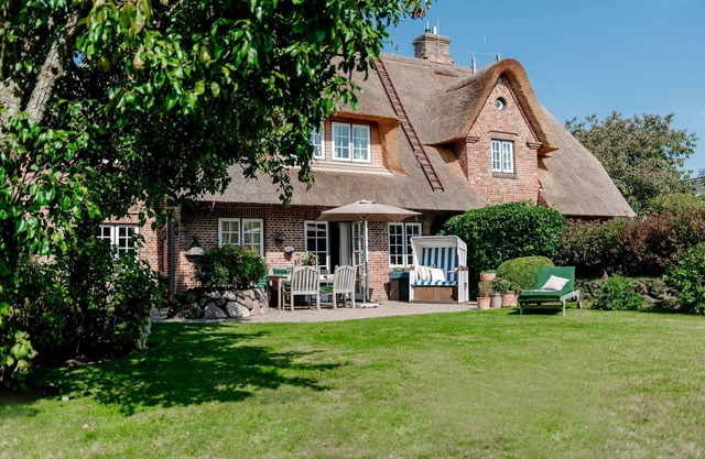 "Emily's Garden" is an enchanting house under thatch near the Wadden Sea.
