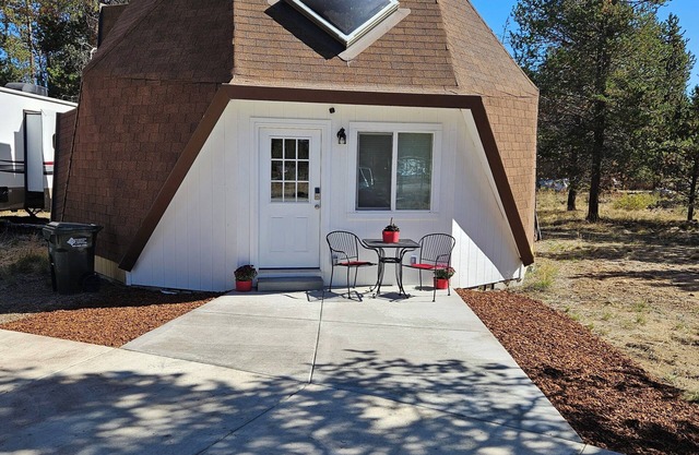 Enchanting 2-bedroom dome home in La Pine