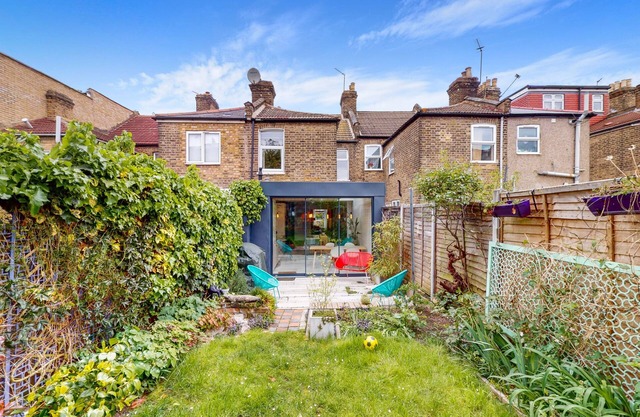 Enchanting 3 Bedroom House With Garden in Leyton