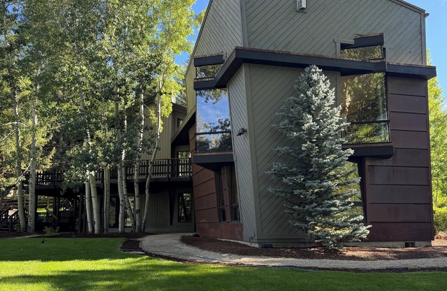 Enchanting 4 bedroom home just seconds away from Sun Valley Lodge.
