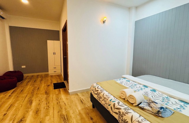 Enchanting bed & breakfast with WiFi & AC in vibrant Thulusdhoo Coke Surf break