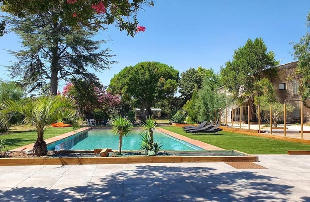 Enchanting interlude, mas de caractère, large swimming pool, landscaped grounds
