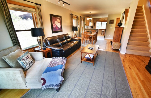 End Unit! BIG Pool, 2 Hot Tubs. Walk to Dining, Shops, Rec Path