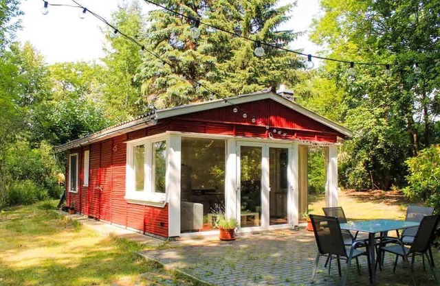 Enjoy your vacation on a spacious private property right by the water