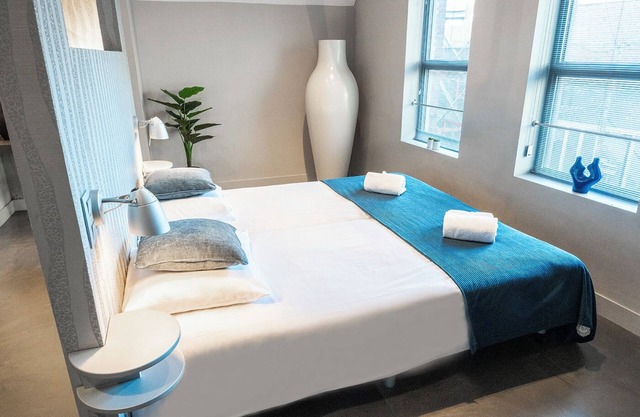 Enjoy an elegant room with AC, WiFi, heated floors, and parking. just 5 min from Jan Cunen Museum