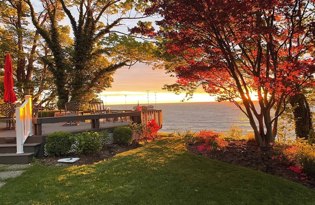 Enjoy Family & Friends on Thanksgiving Nov 26, 27, 28, 29 Cozy Lakefront Home