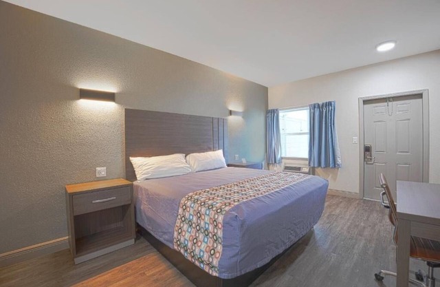 Enjoy Kitchenette Room Near Kennedy Center, Parking Available