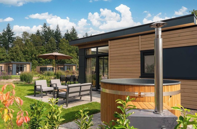 Enjoy luxury and comfort in our spacious Cannenburch with modern amenities and your own hot tub