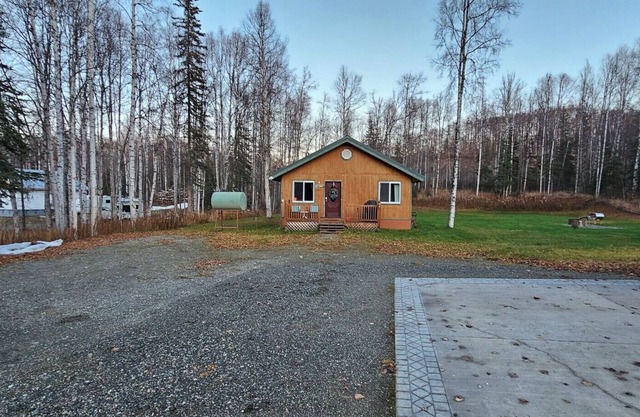 Enjoy your stay at the Grizzly Inn in the quaint community of Willow Alaska!