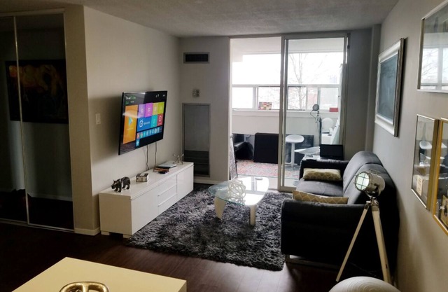 Enjoy your Stay in the Beautiful King West Liberty Village/Parkdale Area!