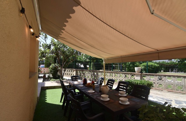 Enjoy your Vacation in this Spacious and Comfortable House in Roses, Costa Brava! Ideal for Large Groups and Families.