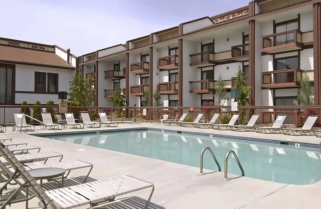 Enjoyable Stay! With Outdoor Pool and Free Parking, Pets are Welcome!