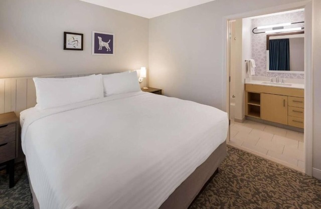 Ensuring a Very Comfortable & Memorable Stay! Free Breakfast, Pet-Friendly, Pool
