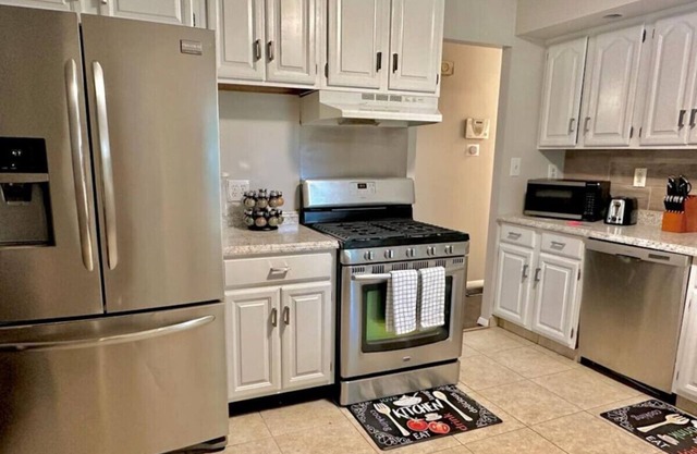 Entire 3 Bedroom Home, Quiet & Safe Neighborhood