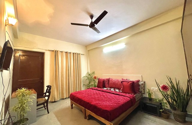 entire 3bhk with big hall n kitchen on ground flr