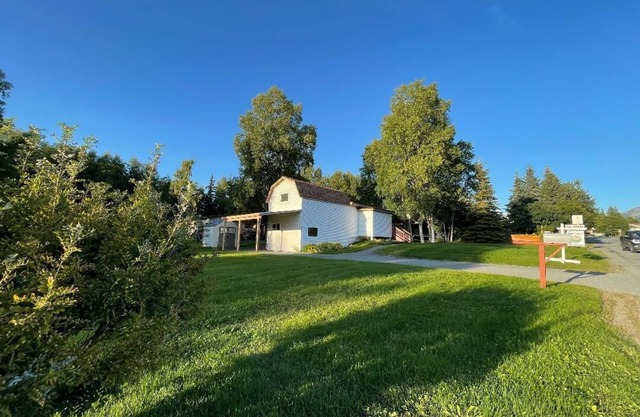 Entire Birch Cottage on the large lot next to the Ocean View Park.