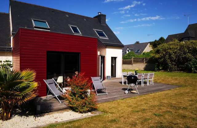 Entire contemporary house 10 minutes' walk from the beach in a quiet location