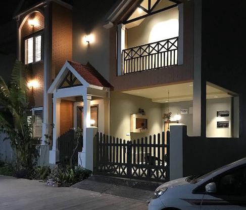 Entire Craftsman house with 2 Bedrooms kitchen and more