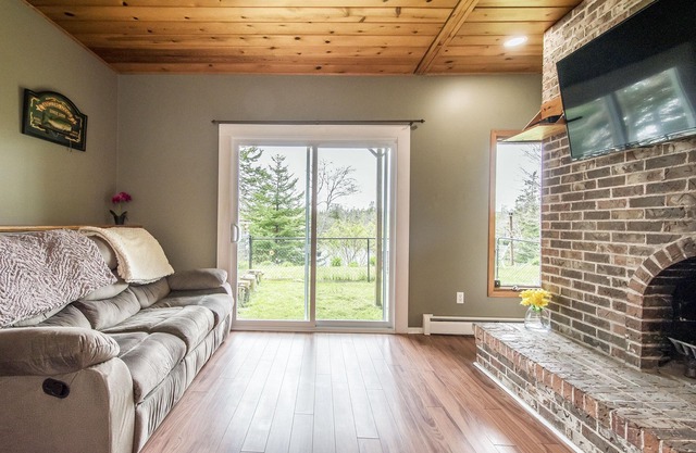 Entire home - Cozy lake home with private dock. Pet 🐶 friendly - with hot tub