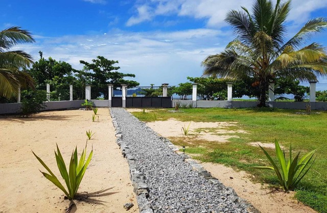 Entire house facing the sea. Quiet, peaceful, secure, air-conditioned, integrated wifi