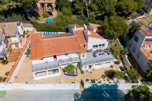 Entire Large Villa next to Award-winning beach