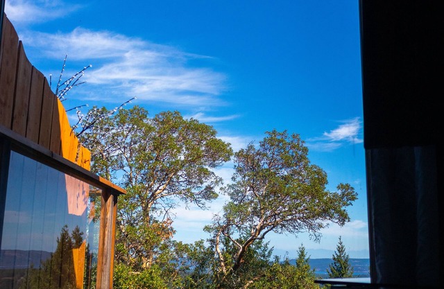 Entire Suite,Ocean,mountain view,jacuzzi in the Suite,next to Mount Maxwell park