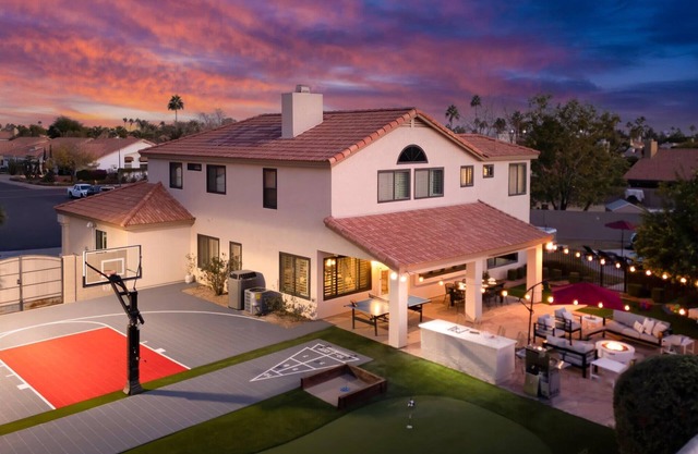 Epic Family Home~Sport Court~Pool~Slide~Putt Putt