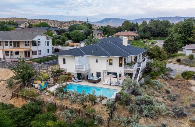 Epic Hillside Retreat Htd Pool HotTub Golf 4400sf