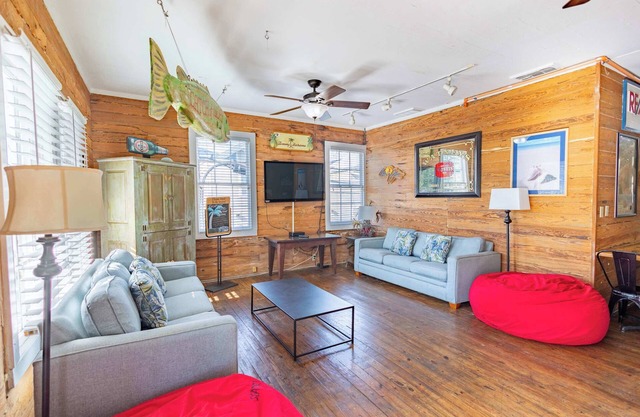 Epic Location Near Duval, Private Hot Tub, Parking