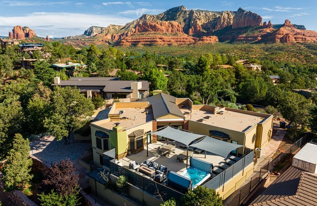 Epic Red Rock View, Dining for 18+, Stargazing From Decks & Patio's, Hot Tub, Fire pit!