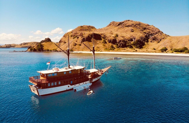 Epic Sails Around Flores Sea!