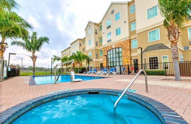 Equipped King Suite | Free Daily Breakfast, Outdoor Pool + Business Center