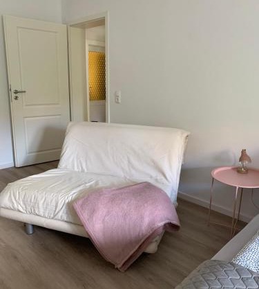 Erdgeschoss-Wohnung mit 2 Schlafzimmern, Balkon und Parkplatz