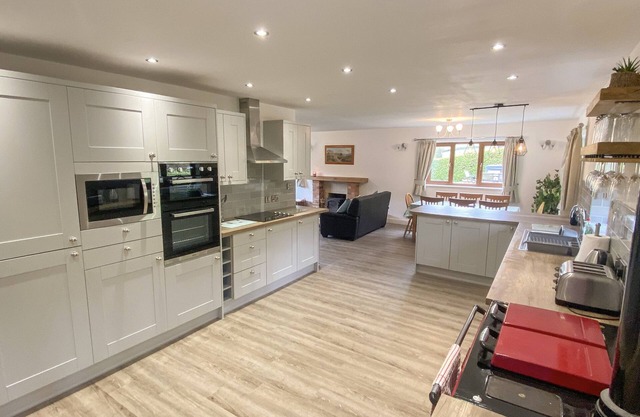 ERW FAIR, family friendly, with hot tub in Abbeycwmhir