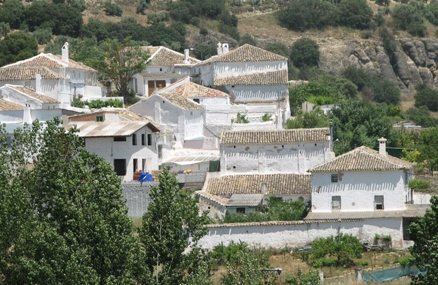 Es un alojamiento rural, rodeado de naturaleza: olivos, almendros y tranquilidad