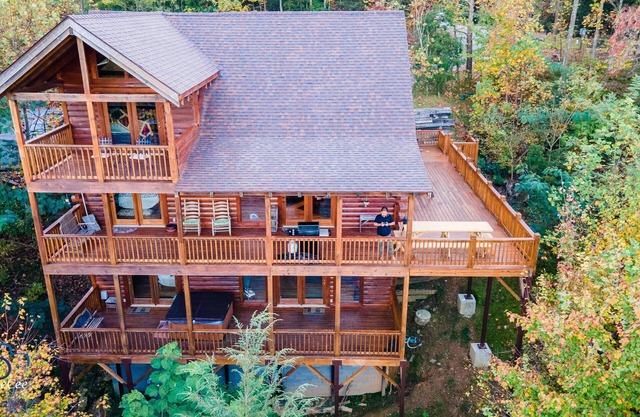 Escape From Reality - Deluxe 7 person hot tub. Mother bear and 4 cubs visits.